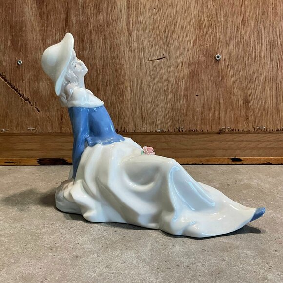 Vintage Dalia Lady Figurine, Handcrafted Porcelain, Made in Mexico - Picture 4 of 10